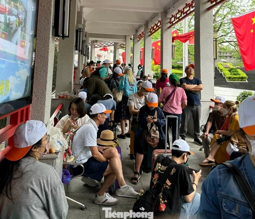 Do việc kiểm tra khá chặt công tác phòng chống dịch COVID-19 ở phía Trung Quốc nên lưu lượng người chờ làm thủ tục nhập cảnh ở khu vực Biên phòng Hữu Nghị Quan (Trung Quốc) bị dồn ứ nhiều giờ đồng hồ. Ảnh: Duy Chiến. Do việc kiểm tra khá chặt công tác phòng chống dịch COVID-19 ở phía Trung Quốc nên lưu lượng người chờ làm thủ tục nhập cảnh ở khu vực Biên phòng Hữu Nghị Quan (Trung Quốc) bị dồn ứ nhiều giờ đồng hồ. Ảnh: Duy Chiến.