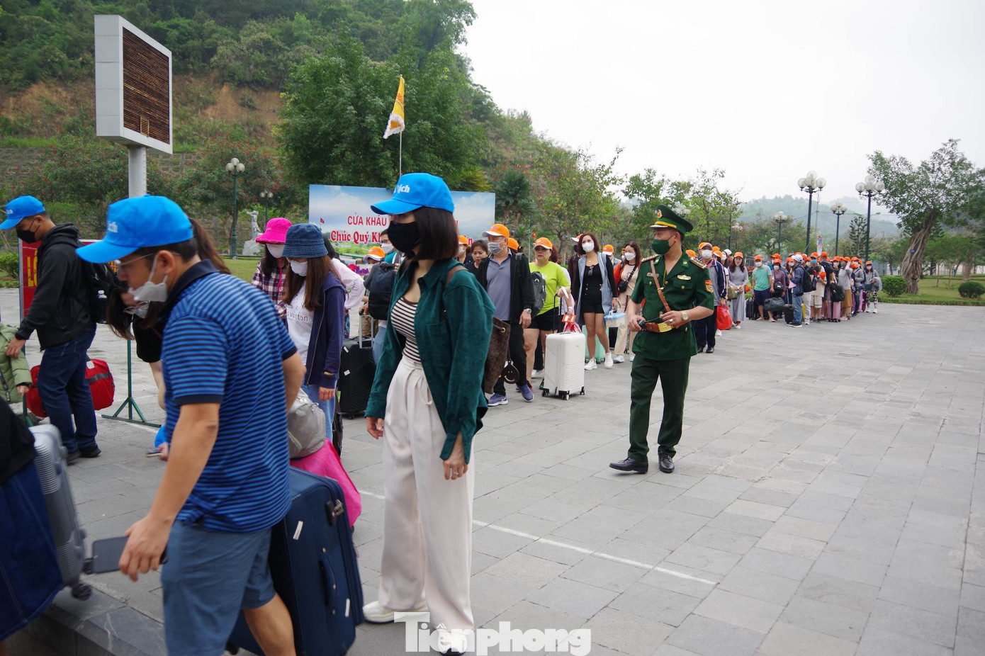 Phân luồng giao thông, ổn định trật tự tại khu vực cửa khẩu. Ảnh: Duy Chiến. Phân luồng giao thông, ổn định trật tự tại khu vực cửa khẩu. Ảnh: Duy Chiến.