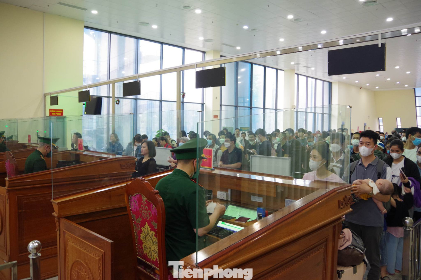 Lực lượng Biên phòng tiến hành công việc từ lúc 5h sáng nhằm giải tỏa việc ùn ứ tại cửa khẩu. Ảnh: Duy Chiến. Lực lượng Biên phòng tiến hành công việc từ lúc 5h sáng nhằm giải tỏa việc ùn ứ tại cửa khẩu. Ảnh: Duy Chiến.