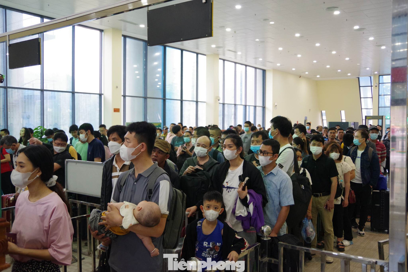 Từ sáng sớm, du khách tập trung tại khu vực làm thủ tục xuất nhập cảnh. Ảnh: Duy Chiến. Từ sáng sớm, du khách tập trung tại khu vực làm thủ tục xuất nhập cảnh. Ảnh: Duy Chiến.