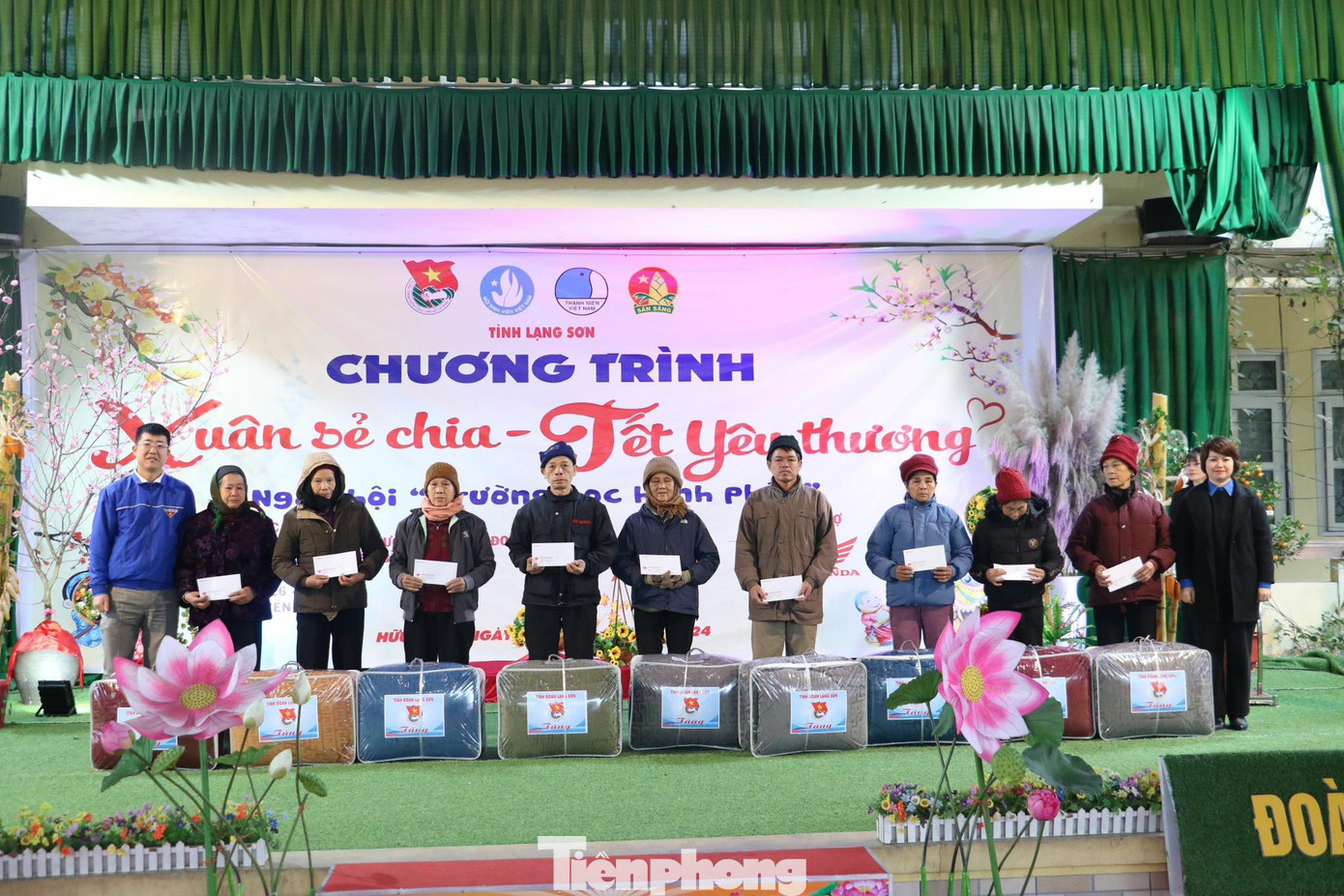 Tặng chăn ấm cho hộ gia đình có hoàn cảnh khó khăn. Ảnh: Duy Chiến