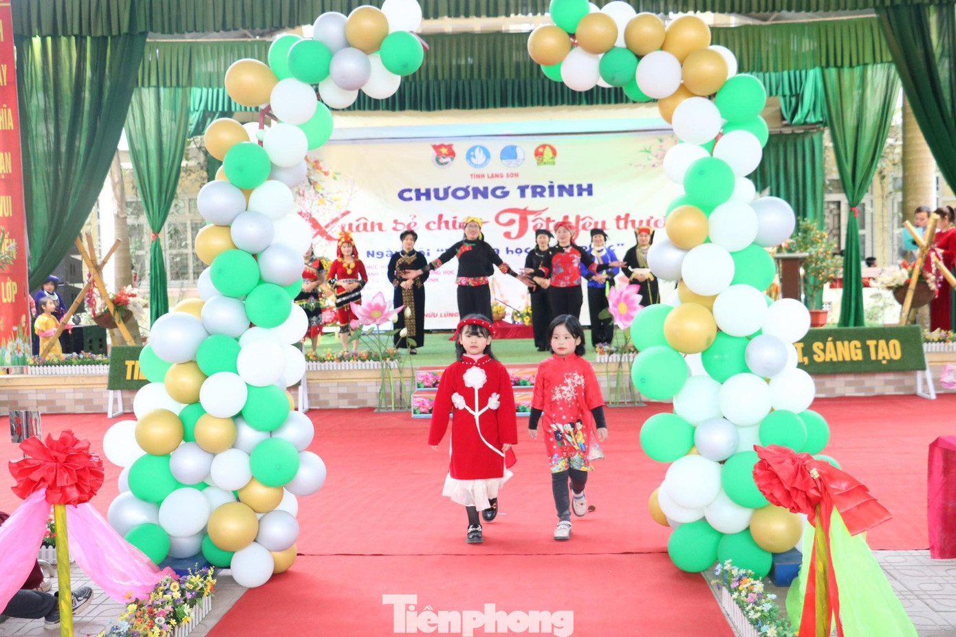 Thanh thiếu niên địa phương hào hứng tham gia trình diễn trang phục dân tộc. Ảnh: Duy Chiến