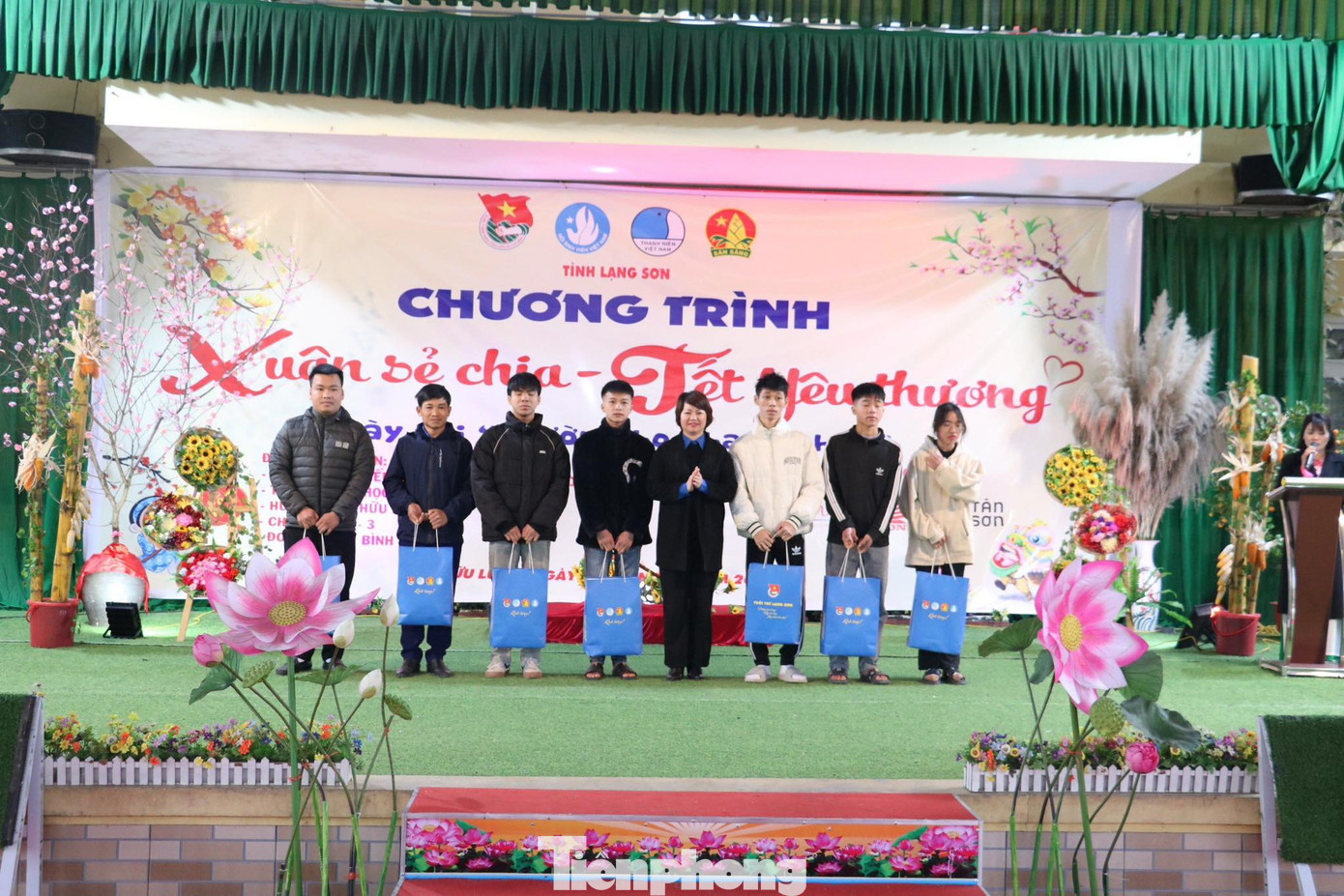 Đoàn viên, thanh niên và đại diện gia đình hộ nghèo nhận quà của ban tổ chức. Ảnh: Duy Chiến