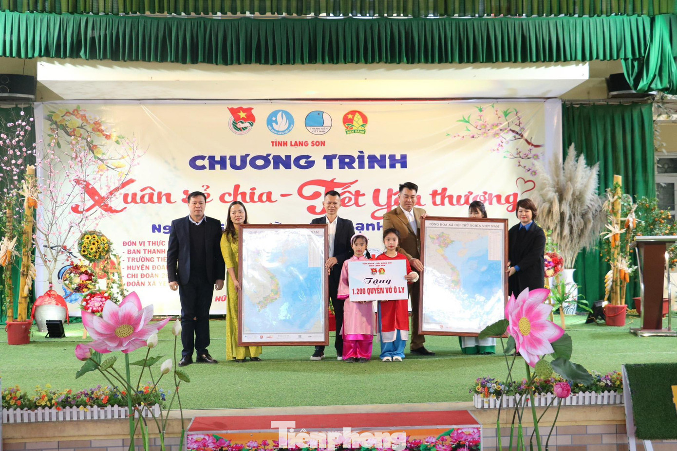 Tỉnh Đoàn Lạng Sơn trao tặng bản đồ Việt Nam cho các nhà trường ở xã Yên Bình, huyện Hữu Lũng. Ảnh: Duy Chiến