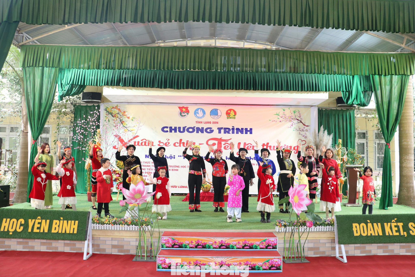 Biểu diễn văn nghệ chào xuân mới. Ảnh: Duy Chiến