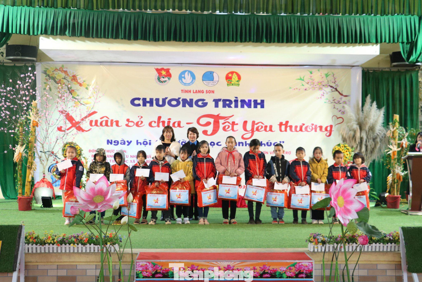 Nhiều phần quà dành cho các em học sinh.