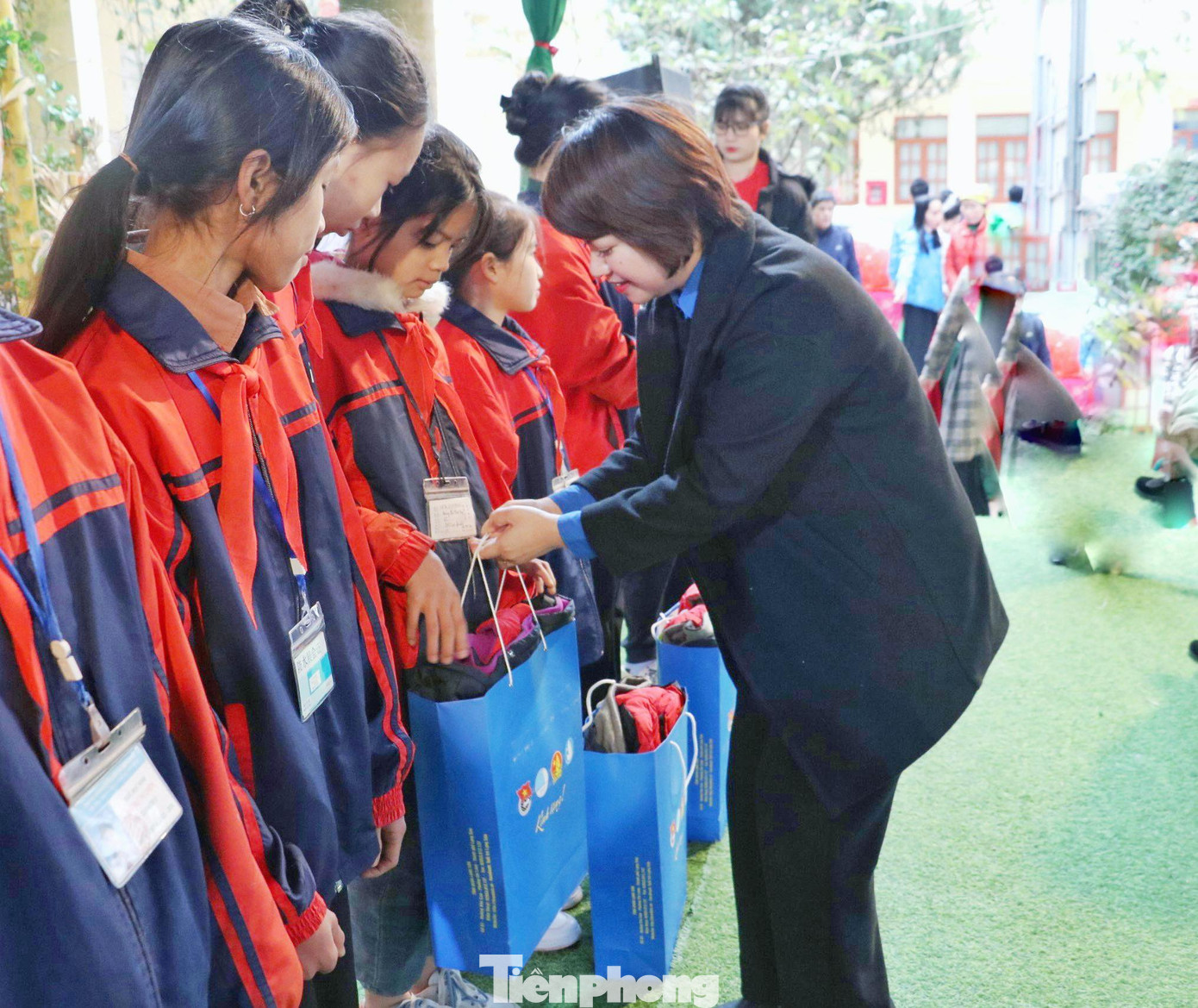 Chị Lê Thùy Dung - Phó Bí thư Tỉnh Đoàn trao quà cho học nghèo, vươn lên trong học tập. Ảnh: Duy Chiến