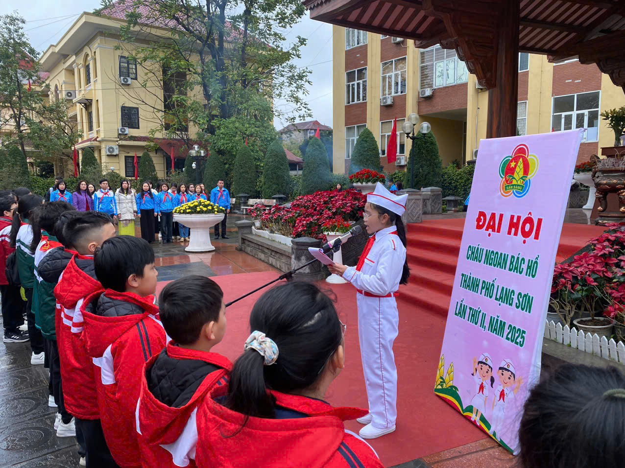 Thiếu niên, nhi đồng báo công dâng Bác tại khu lưu niệm Chủ tịch Hồ Chí Minh ở thành phố Lạng Sơn. Ảnh: Duy Chiến Thiếu niên, nhi đồng báo công dâng Bác tại khu lưu niệm Chủ tịch Hồ Chí Minh ở thành phố Lạng Sơn. Ảnh: Duy Chiến