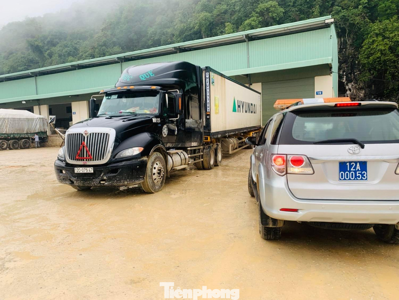 Chiếc xe chở 22 tấn mít có dấu hiệu hoán đổi "lốt" xuất khẩu đã được niêm phong để điều tra, làm rõ -Ảnh: Duy Chiến Chiếc xe chở 22 tấn mít có dấu hiệu hoán đổi "lốt" xuất khẩu đã được niêm phong để điều tra, làm rõ -Ảnh: Duy Chiến