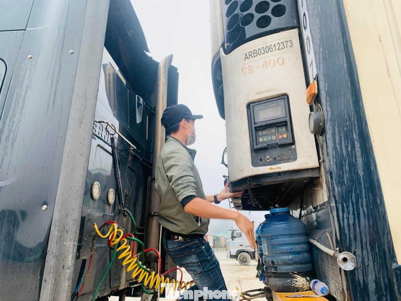 Bằng phương cách "cắt đầu xe" rồi hoán đổi giữa xe không hàng đã xếp lốt trước vào thùng xe có hàng nhằm "vượt lốt" xuất khẩu hàng trước các xe xếp hàng theo quy định -Ảnh: Duy Chiến Bằng phương cách "cắt đầu xe" rồi hoán đổi giữa xe không hàng đã xếp lốt trước vào thùng xe có hàng nhằm "vượt lốt" xuất khẩu hàng trước các xe xếp hàng theo quy định -Ảnh: Duy Chiến