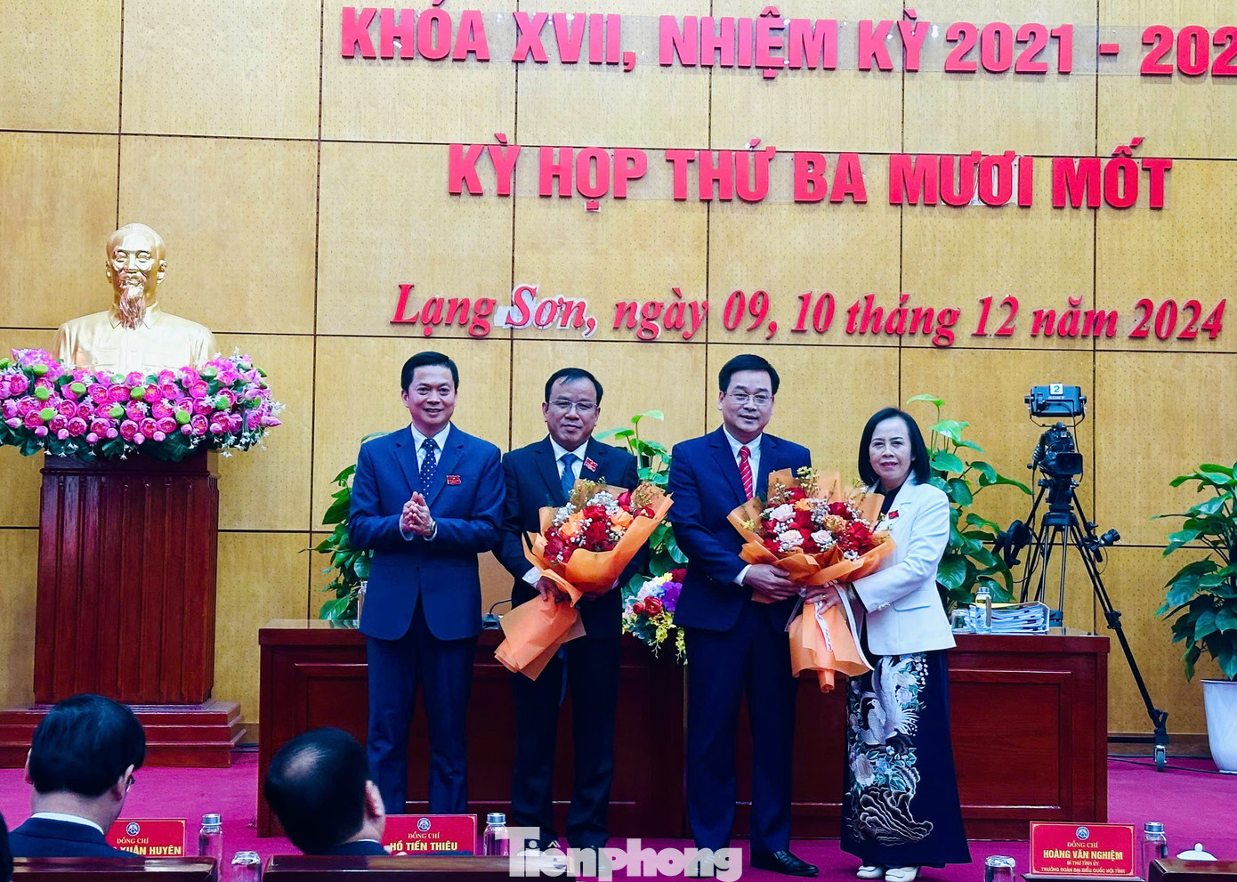 Lãnh đạo HĐND tỉnh Lạng Sơn tặng hoa chúc mừng 2 ông Vũ Hoàng Quý và Phan Hồng Tiến (giữa) (ảnh: Duy Chiến)