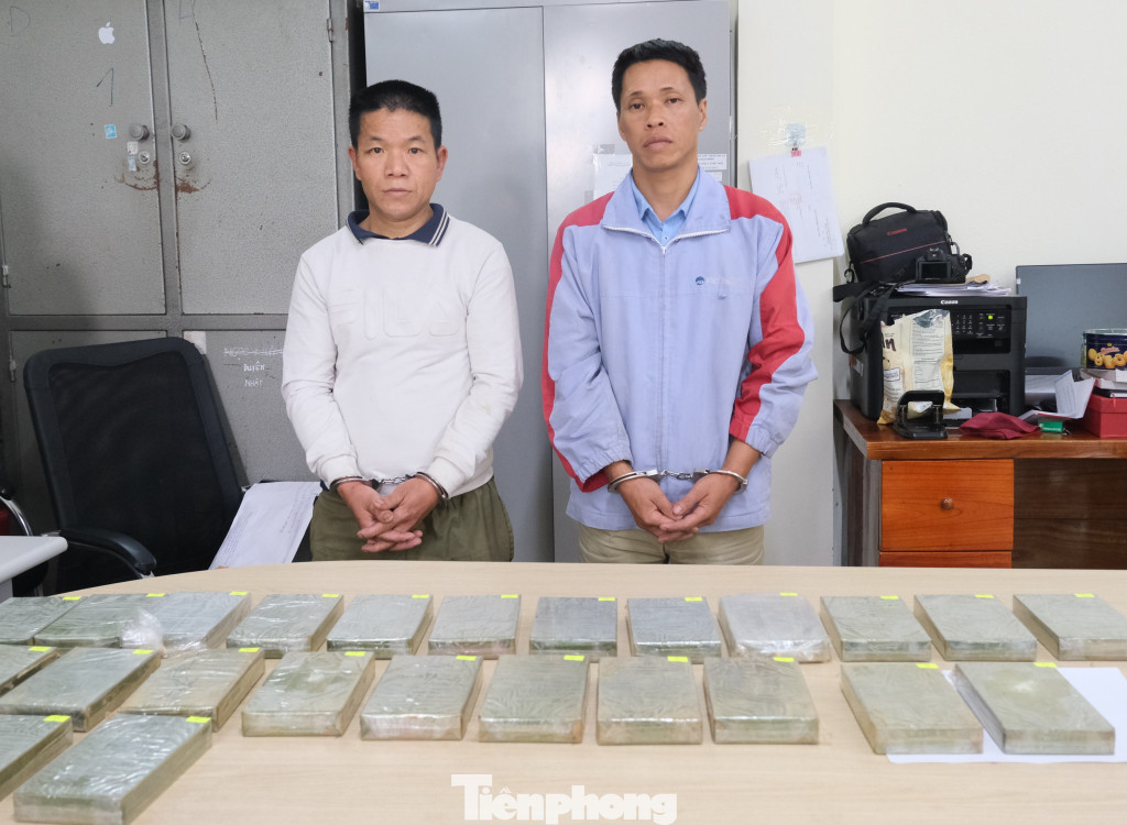 Đối tượng Hoàng Văn Bưu và La Văn Chung cùng tang vật tại cơ quan công an. Ảnh: CB Đối tượng Hoàng Văn Bưu và La Văn Chung cùng tang vật tại cơ quan công an. Ảnh: CB