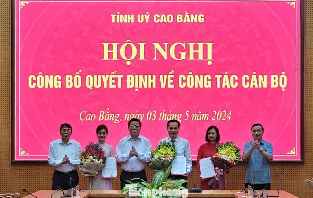 Ba cán bộ lãnh đạo Cao Bằng được luân chuyển, bổ nhiệm nhận quyết định, hoa chúc mừng của lãnh đạo tỉnh.