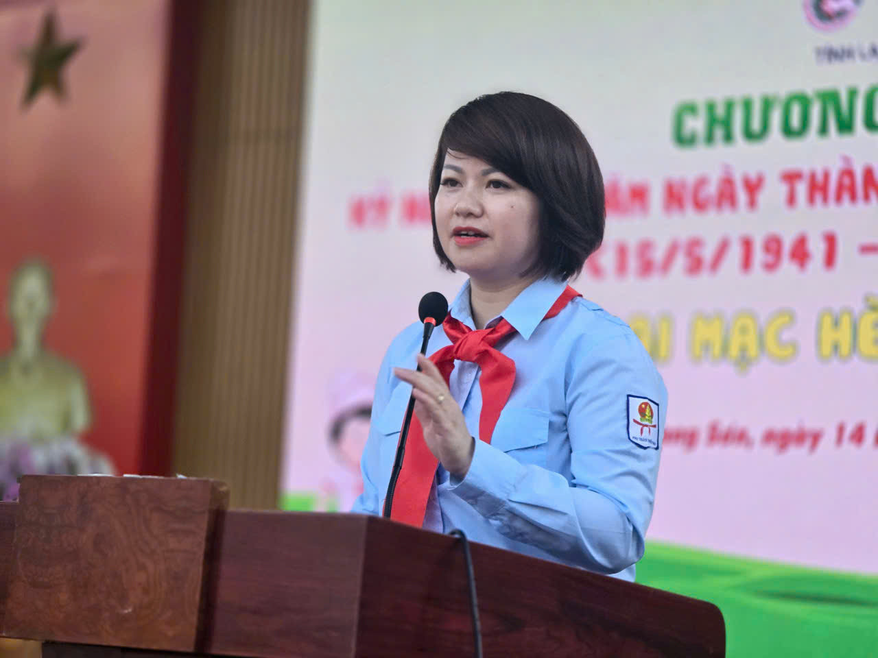 Chị Lê Thùy Dung - Phó Bí thư Tỉnh Đoàn, Chủ tịch Hội đồng Đội tỉnh Lạng Sơn phát biểu ôn lại truyền thống 84 năm thành lập Đội TNTP Hồ Chí Minh. Trong đó nhấn mạnh: Kế thừa và tiếp nối từ các phong trào truyền thống của tổ chức Đội, như “Kế hoạch nhỏ”, “Nghìn việc tốt”, công tác “Trần Quốc Toản”, “Uống nước nhớ nguồn”… trong thời gian qua, các phong trào, cuộc vận động, chương trình của Đội TNTP Hồ Chí Minh tỉnh Lạng Sơn ngày càng được triển khai sâu rộng với nhiều nội dung, hình thức hoạt động phong phú. Ảnh: Duy Chiến