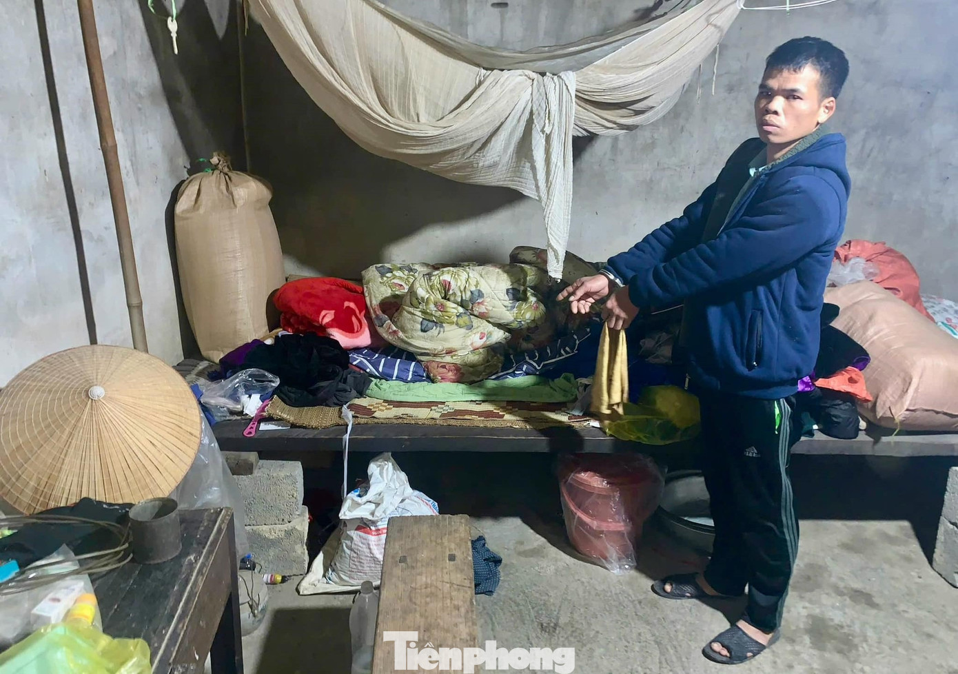 Đối tượng Huế diễn lại cảnh cướp tài sản tại nhà nạn nhân.