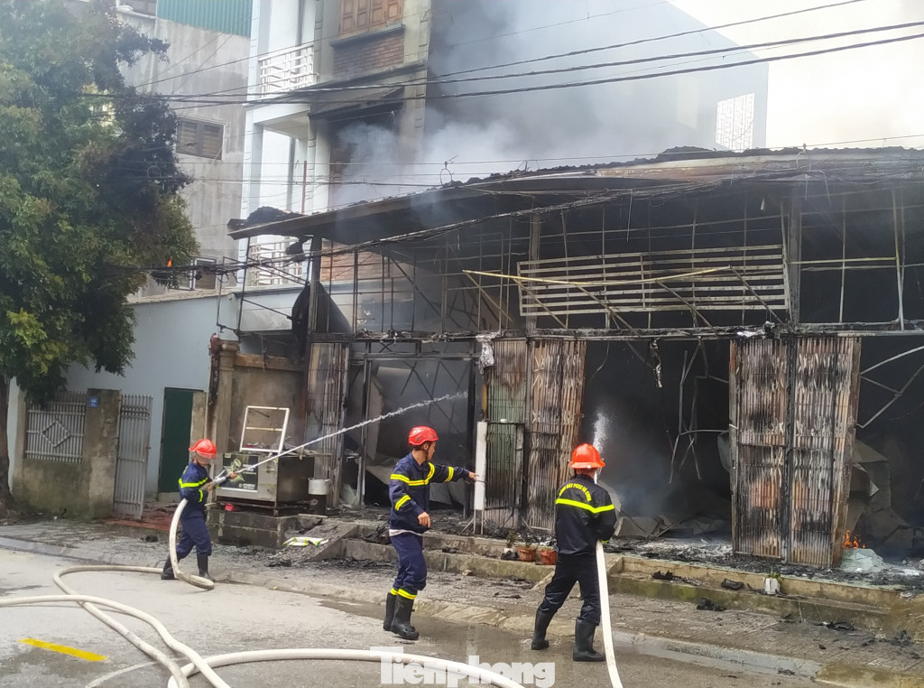 Lực lượng chức năng tỉnh Cao Bằng khống chế, dập tắt ngọn lửa. Ảnh: T.H