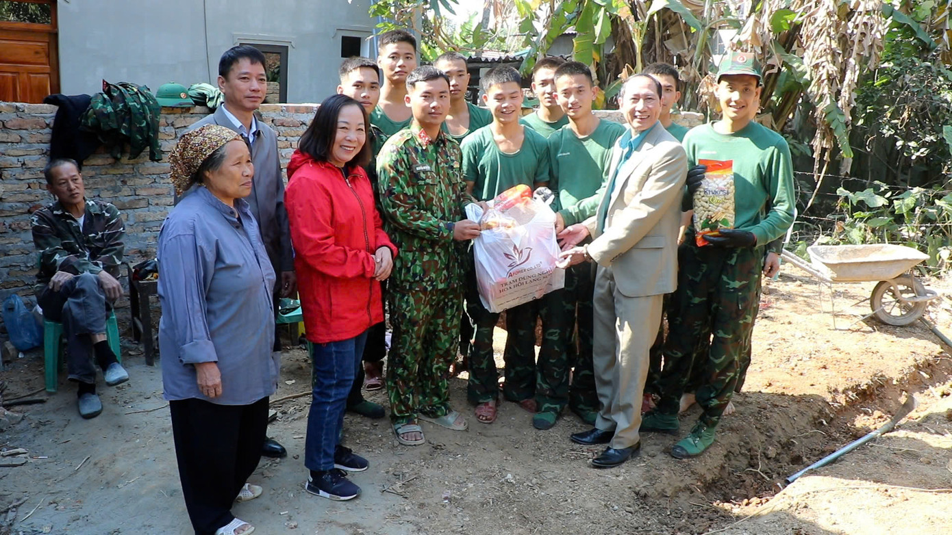 Tặng quà cho cán bộ, chiến sỹ Trung đoàn 141 tham gia thực hiện công tác dân vận ở Chi Lăng . Tặng quà cho cán bộ, chiến sỹ Trung đoàn 141 tham gia thực hiện công tác dân vận ở Chi Lăng .