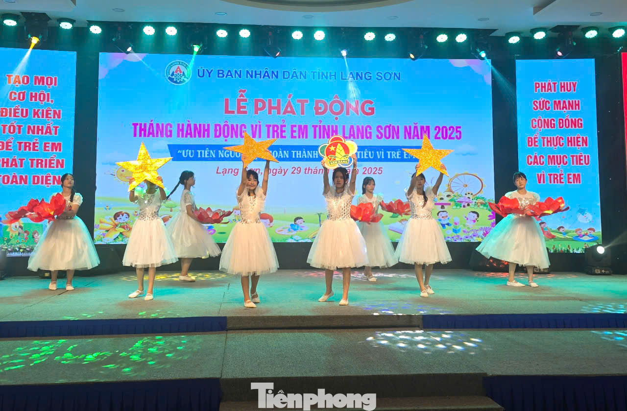 Với chủ đề: “Ưu tiên nguồn lực hoàn thành các mục tiêu vì trẻ em”. Kế hoạch tổ chức Tháng hành động vì trẻ em năm 2025 trên địa bàn tỉnh Lạng Sơn diễn ra từ ngày 01/6/2025 đến ngày 30/6/2025 với một số hoạt động trọng tâm: tổ chức Lễ phát động Tháng hành động vì trẻ em các cấp; vận động các cơ quan, đơn vị, địa phương, các tổ chức, cá nhân, doanh nghiệp trong và ngoài tỉnh ủng hộ Quỹ Bảo trợ trẻ em tỉnh năm 2025; tổ chức các Đoàn công tác do lãnh đạo tỉnh làm Trưởng đoàn thăm, tặng quà trẻ em có hoàn cảnh đặc biệt, hoàn cảnh khó khăn nhân ngày Quốc tế thiếu nhi 01/6… Ảnh: Duy Chiến