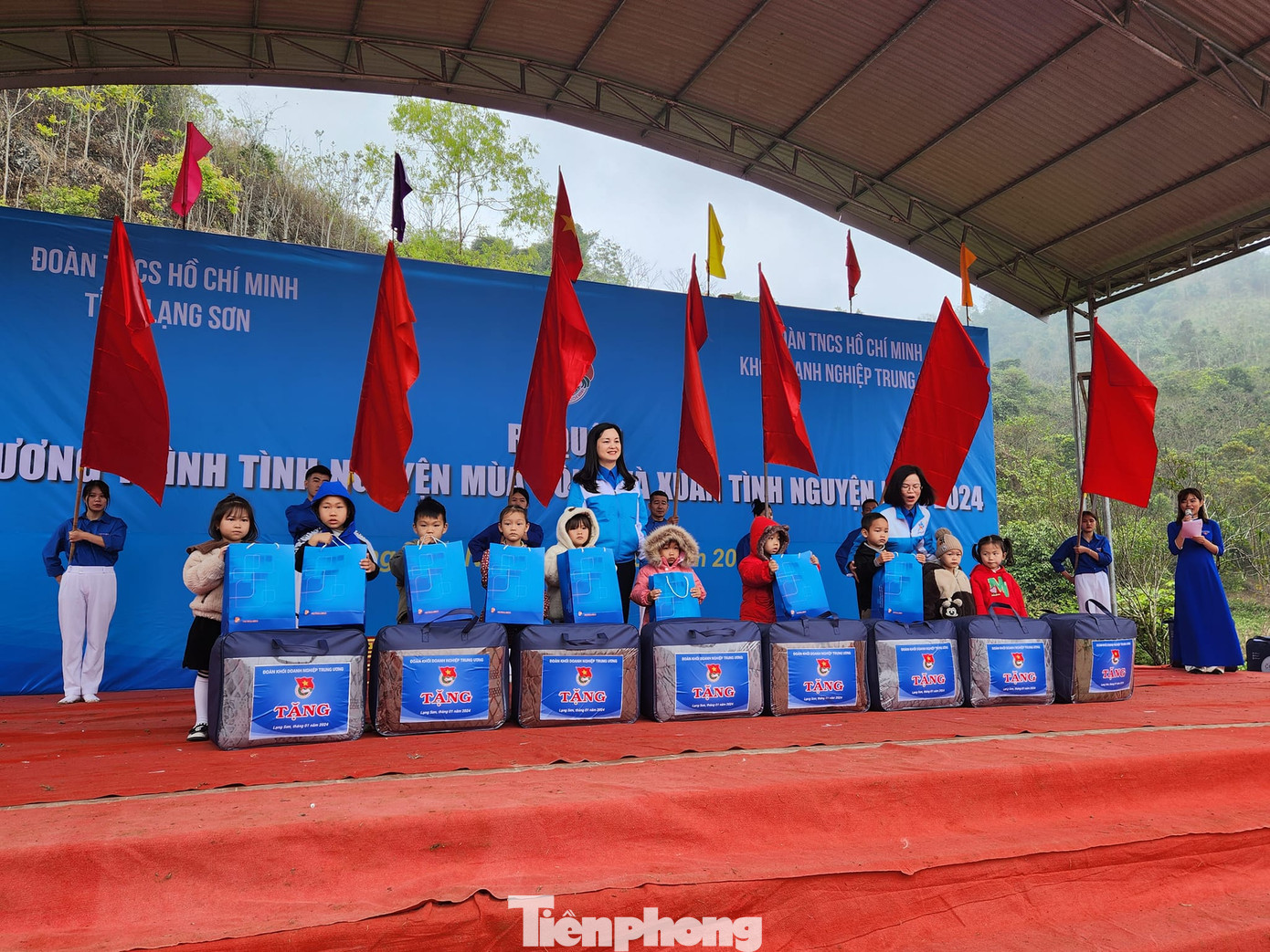 Các em mầm non địa phương phấn khởi nhận quà.