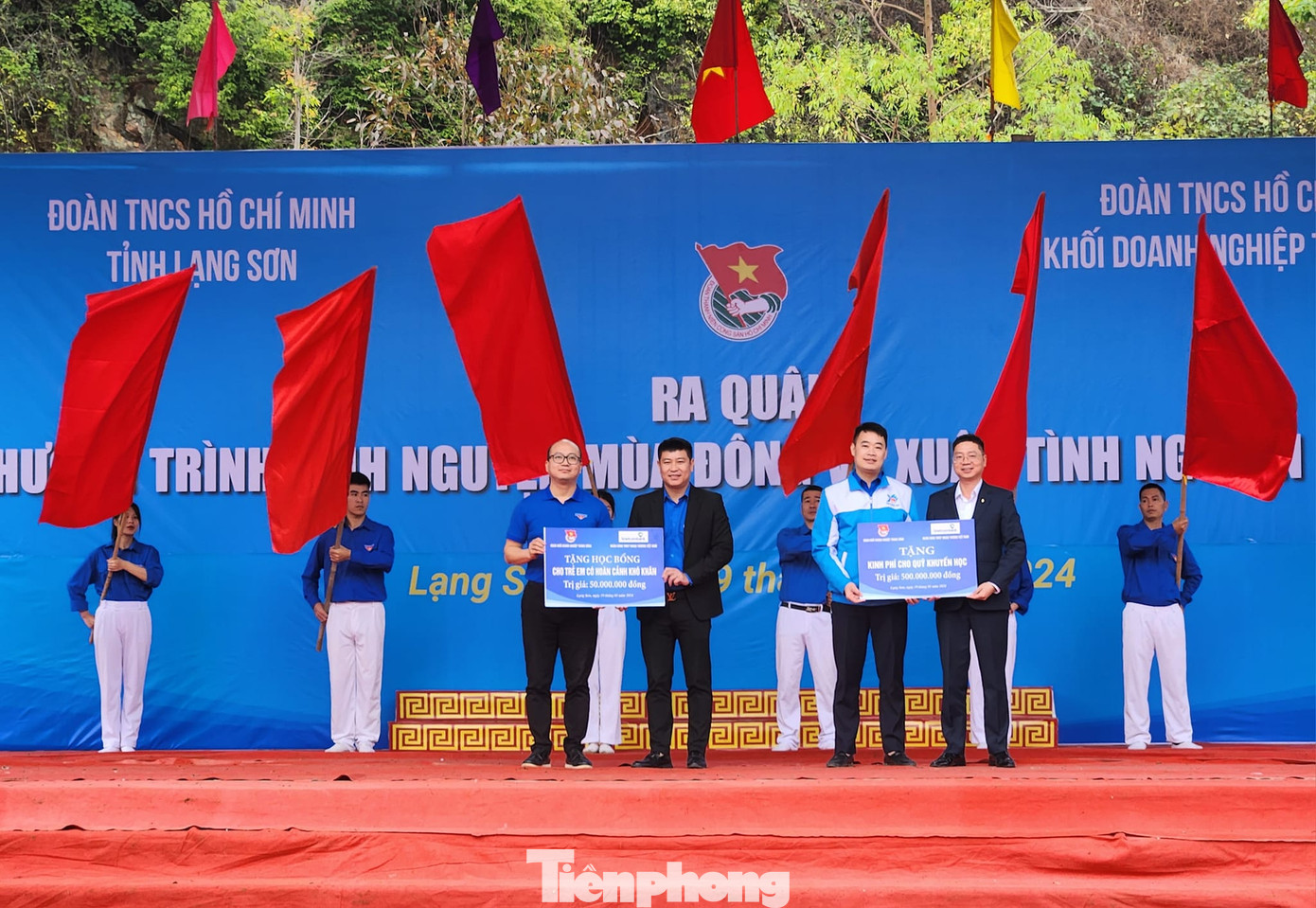 Nhiều phần quà cho trẻ em nghèo và quỹ khuyến học tỉnh Lạng Sơn. Ảnh: Duy Chiến