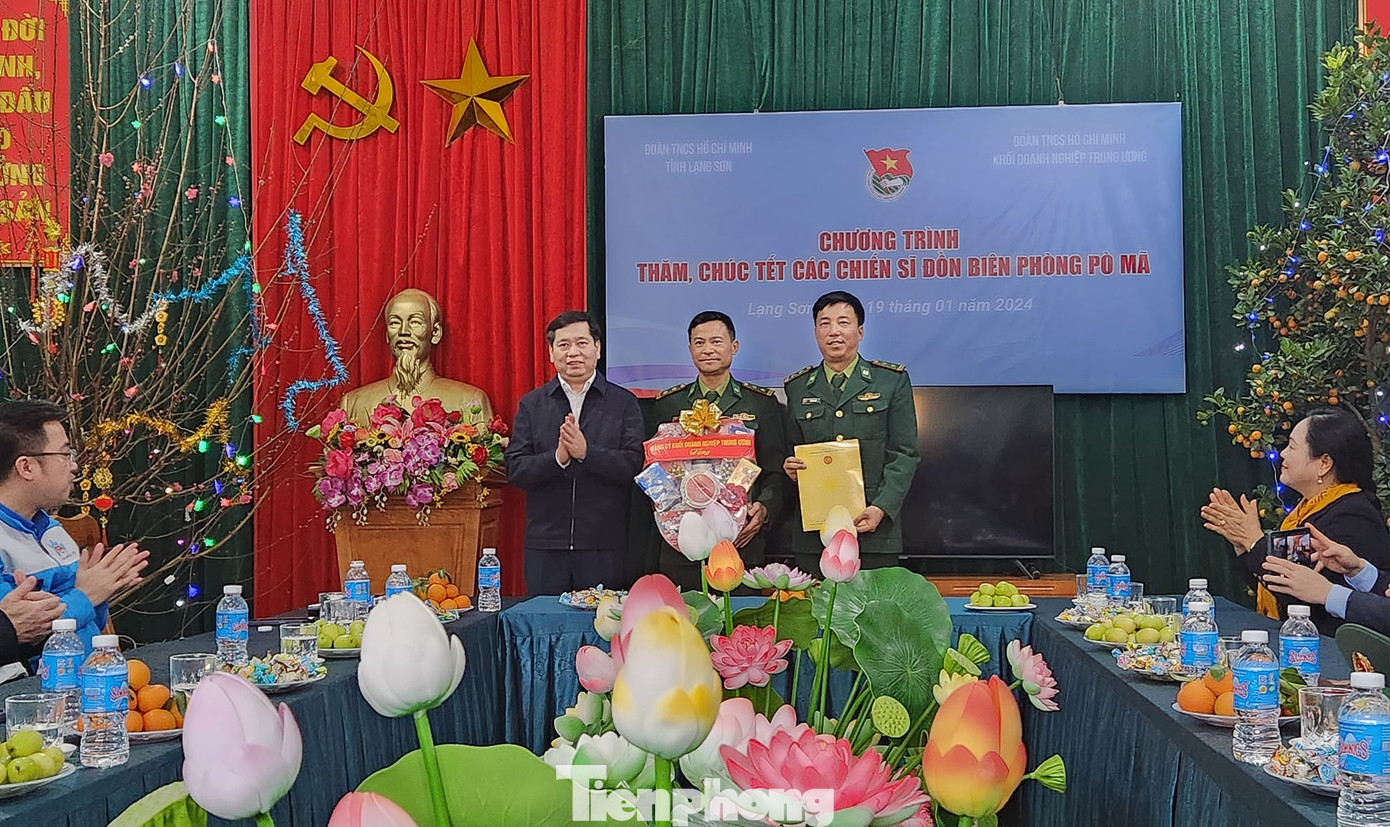 Đồn Biên phòng Pò Mã nhận quà của Đảng ủy khối Doanh nghiệp trung ương và Trung ương Đoàn.