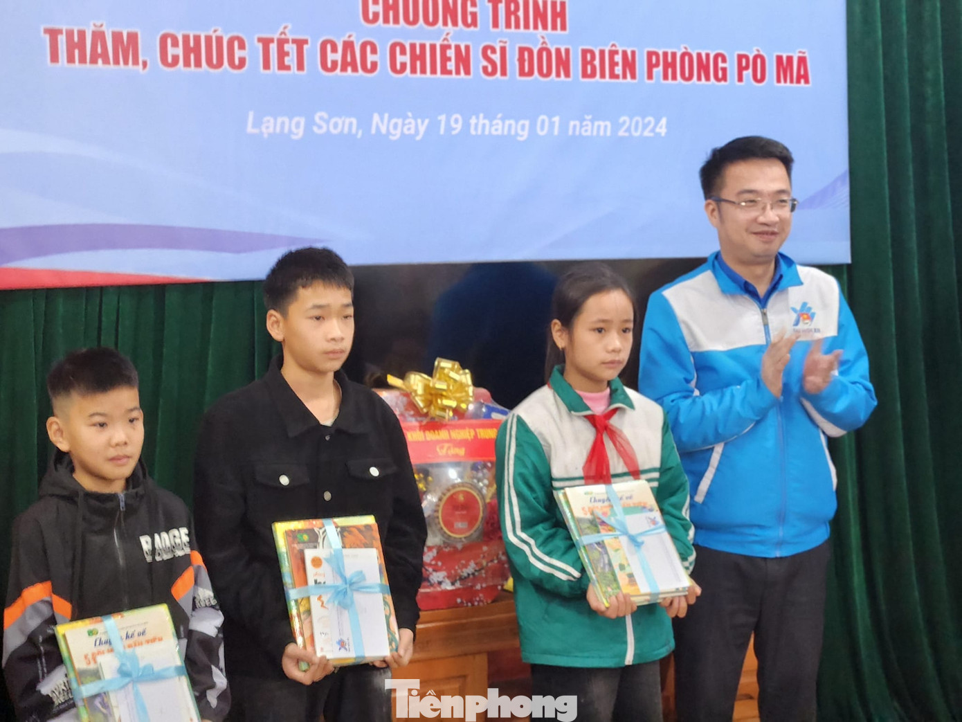 Các em học sinh "con nuôi Biên phòng" nhận quà của Trung ương Đoàn. Ảnh: Duy Chiến