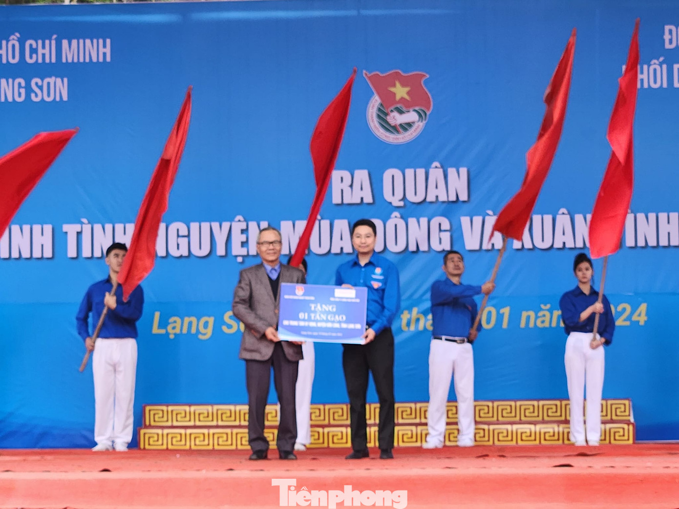 Đại diện Trung tâm Hy vọng Lộc Bình (trái) nhận hỗ trợ 1 tấn gạo. Ảnh: Duy Chiến