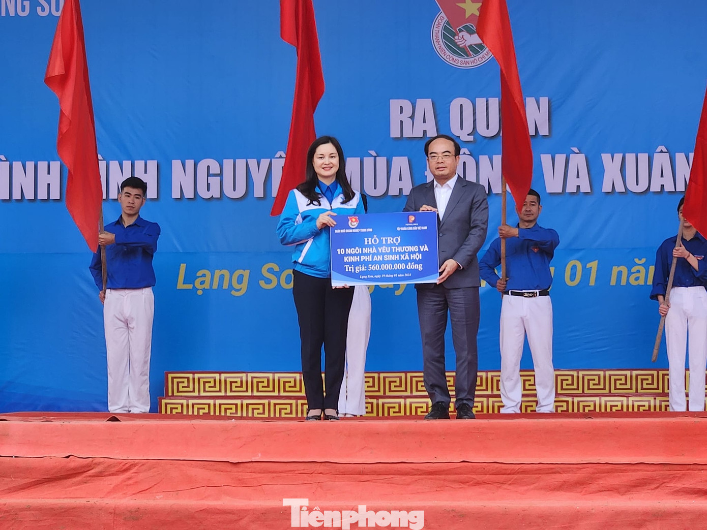 Tuổi trẻ Lạng Sơn nhận biển hỗ trợ "Nhà yêu thương" và kinh phí an sinh xã hội.