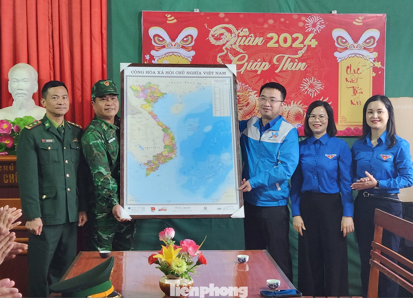 Các chiến sĩ trên điểm tựa chốt 820 Tràng Định nhận quà.