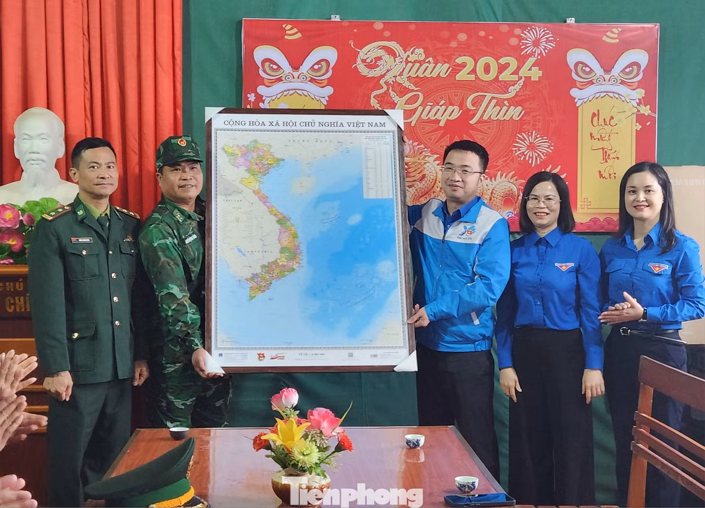 Các chiến sĩ trên điểm tựa chốt 820 Tràng Định nhận quà.