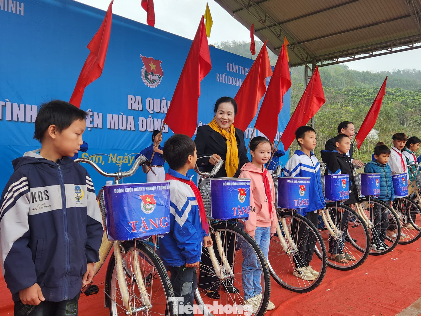 20 em học sinh nghèo nhận xe đạp. Ảnh: Duy Chiến