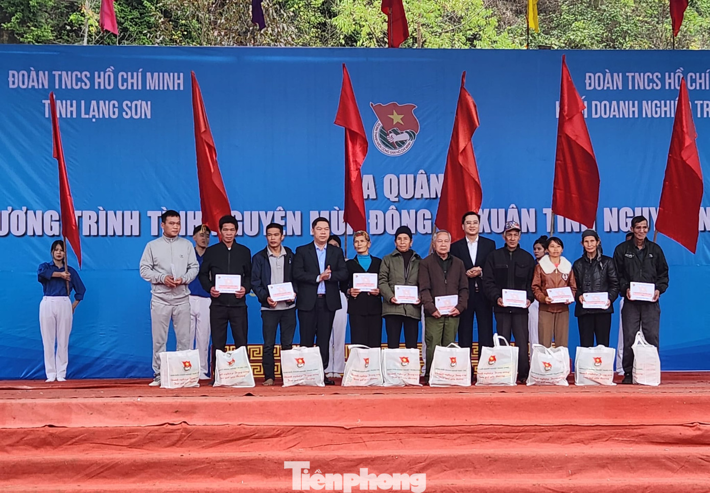 Các hộ nghèo ở huyện Tràng Định nhận quà của ban tổ chức. Ảnh: Duy Chiến