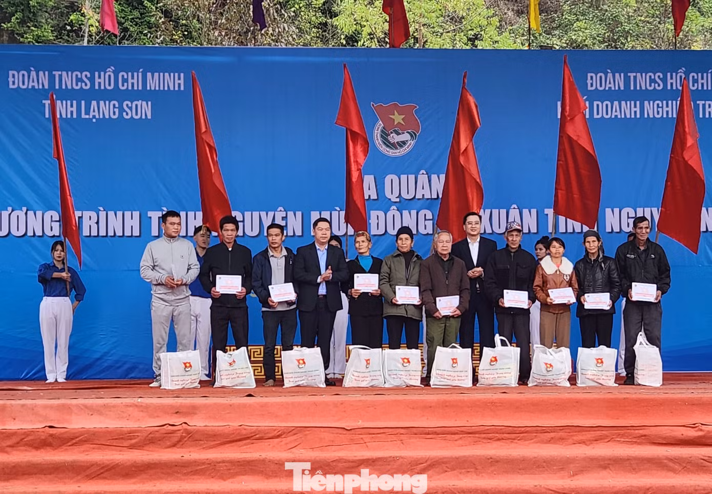 Các hộ nghèo ở huyện Tràng Định nhận quà của ban tổ chức. Ảnh: Duy Chiến