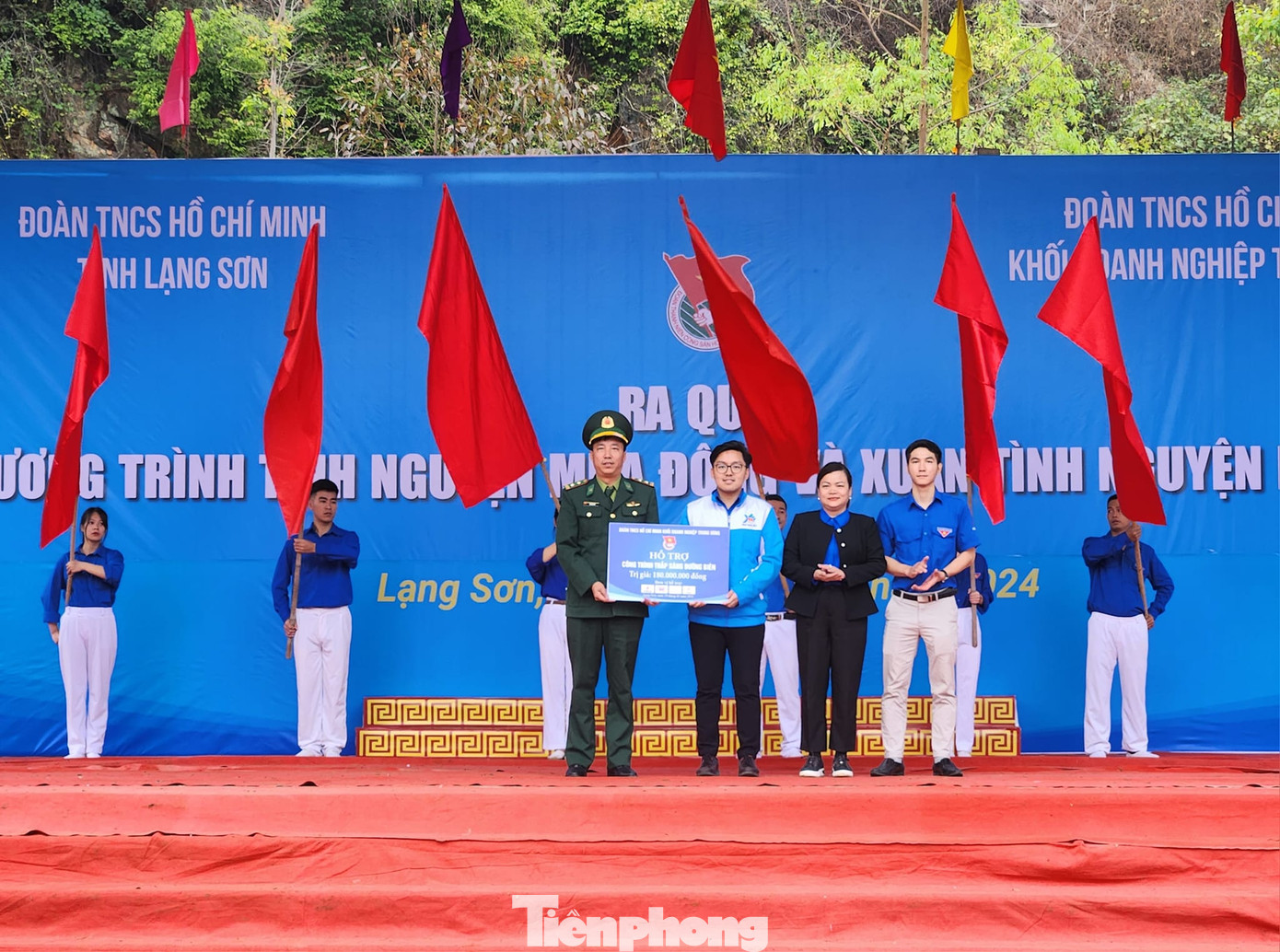 Trao biển hỗ trợ xây dựng "Thắp sáng đường biên"