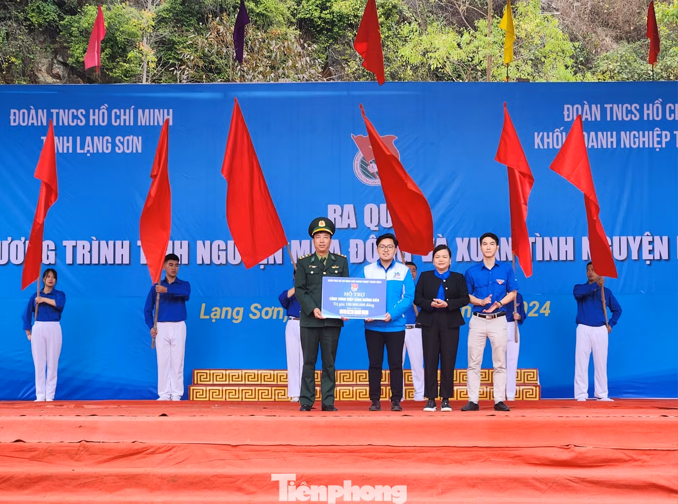 Trao biển hỗ trợ xây dựng "Thắp sáng đường biên"