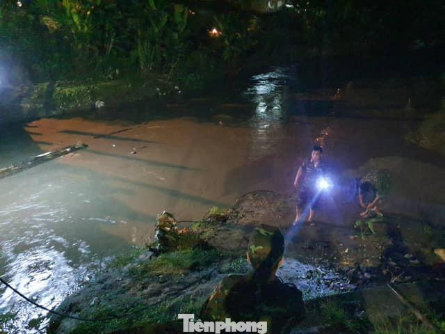 Đến chiều tối 7/7, thi thể nạn nhân cuối cùng là chị T.T.K đã được tìm thấy. Ảnh: BP Đến chiều tối 7/7, thi thể nạn nhân cuối cùng là chị T.T.K đã được tìm thấy. Ảnh: BP