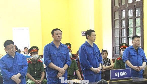 Triệu Ký Voòng (ngoài cùng bên trái) và các bị cáo trong vụ buôn bán ma túy "khủng" ra tòa phúc thẩm ngày 7/7 -Ảnh: TL