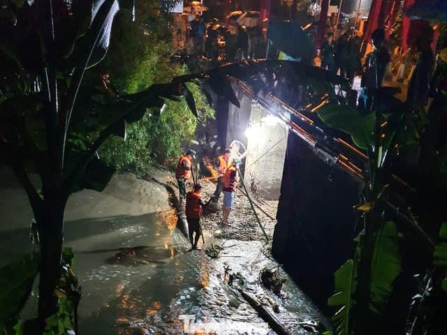 Lực lượng chức năng tìm kiếm các nạn nhân. Ảnh: BP Lực lượng chức năng tìm kiếm các nạn nhân. Ảnh: BP