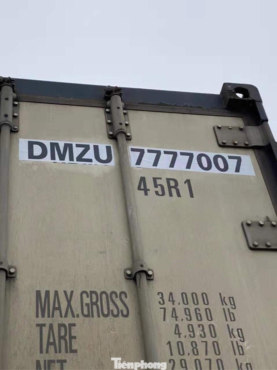 Những dấu hiệu bất thường của số hiệu DMZU 777707 trên xe container nghi "đổi lốt" -Ảnh: Duy Chiến