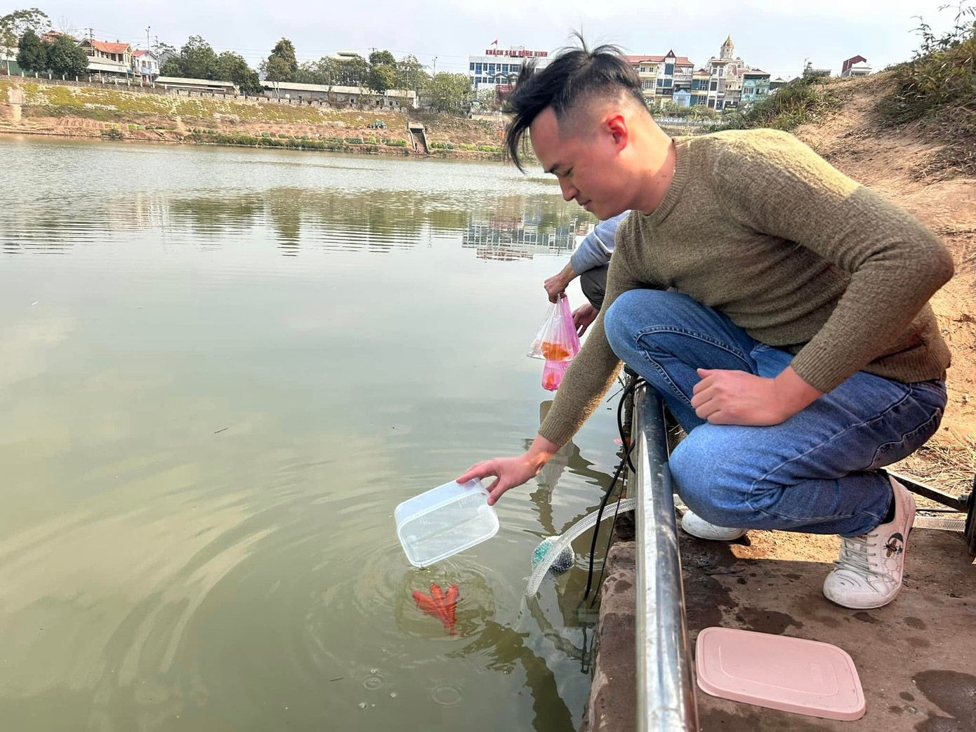 Người dân và giới trẻ xứ Lạng thả cá an toàn, giữ gìn vệ sinh môi trường. Người dân và giới trẻ xứ Lạng thả cá an toàn, giữ gìn vệ sinh môi trường.