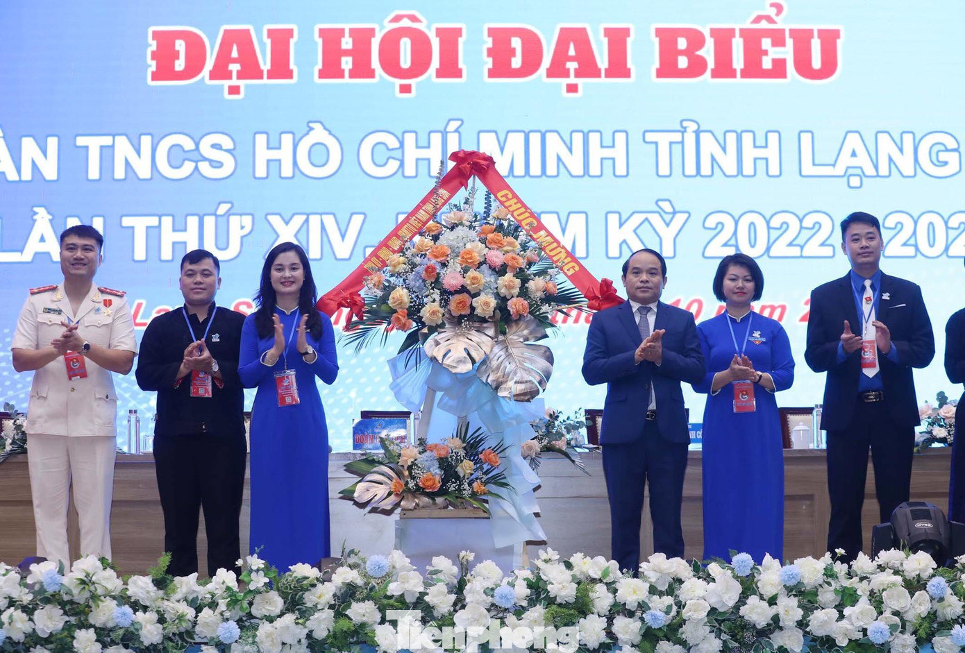 Đoàn Chủ tịch Đại hội nhận lẵng hoa tươi thắm của lãnh đạo Tỉnh ủy Lạng Sơn - Ảnh: Duy Chiến Đoàn Chủ tịch Đại hội nhận lẵng hoa tươi thắm của lãnh đạo Tỉnh ủy Lạng Sơn - Ảnh: Duy Chiến