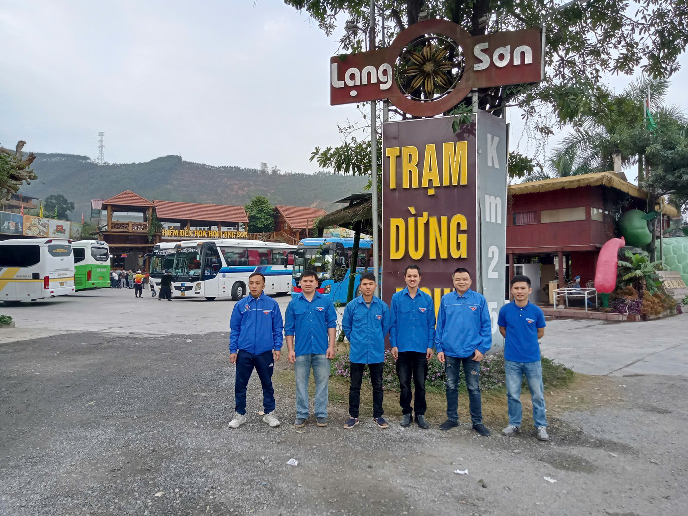 Đoàn viên, thanh niên xã Nhân Lý, huyện Chi Lăng ra quân đầu xuân, giữ gìn trật tự trị an, môi trường ở Trạm dừng nghỉ Hoa Hồi.