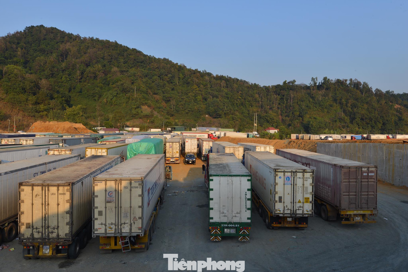 Trên địa bàn vẫn còn tồn ứ trên 1.700 xe các loại chờ đến lượt thông quan - Ảnh: Duy Chiến Trên địa bàn vẫn còn tồn ứ trên 1.700 xe các loại chờ đến lượt thông quan - Ảnh: Duy Chiến