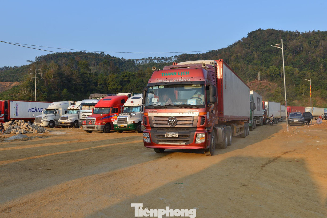 Tại khu vực cửa khẩu Hữu Nghị còn tồn số lượng lớn xe ô tô chở hàng xuất khẩu. Ảnh: Duy Chiến Tại khu vực cửa khẩu Hữu Nghị còn tồn số lượng lớn xe ô tô chở hàng xuất khẩu. Ảnh: Duy Chiến