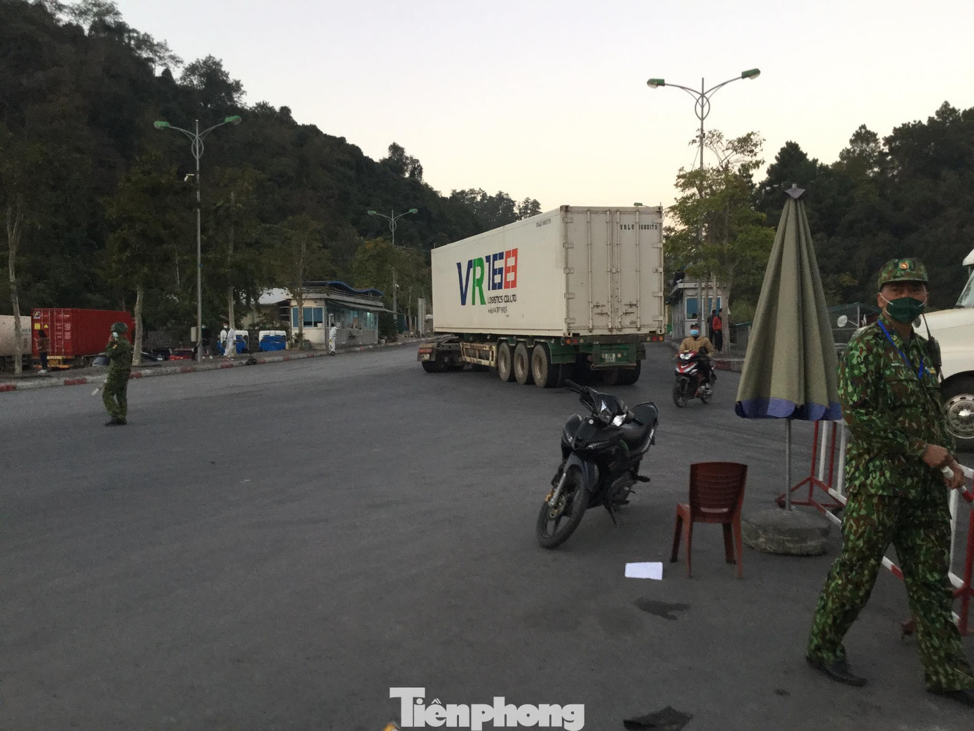 Năng lực thông quan tại 2 cửa khẩu: Hữu Nghị, Chi Ma rất hạn chế, mỗi ngày chỉ xuất được vài chục xe hàng qua biên giới. Ảnh: Duy Chiến Năng lực thông quan tại 2 cửa khẩu: Hữu Nghị, Chi Ma rất hạn chế, mỗi ngày chỉ xuất được vài chục xe hàng qua biên giới. Ảnh: Duy Chiến