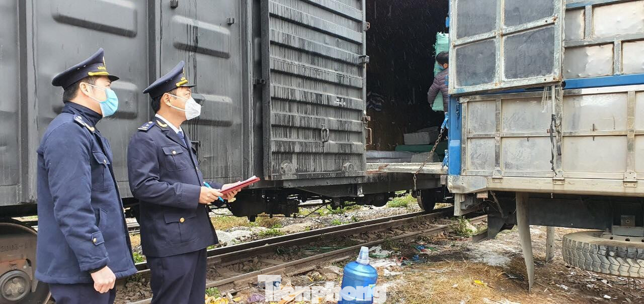 Tại ga đường sắt Đồng Đăng, lượng hàng xuất qua biên giới rất ít, hàng nông sản cũng rất hạn chế được xuất khẩu sang Trung Quốc. Ảnh: Duy Chiến Tại ga đường sắt Đồng Đăng, lượng hàng xuất qua biên giới rất ít, hàng nông sản cũng rất hạn chế được xuất khẩu sang Trung Quốc. Ảnh: Duy Chiến