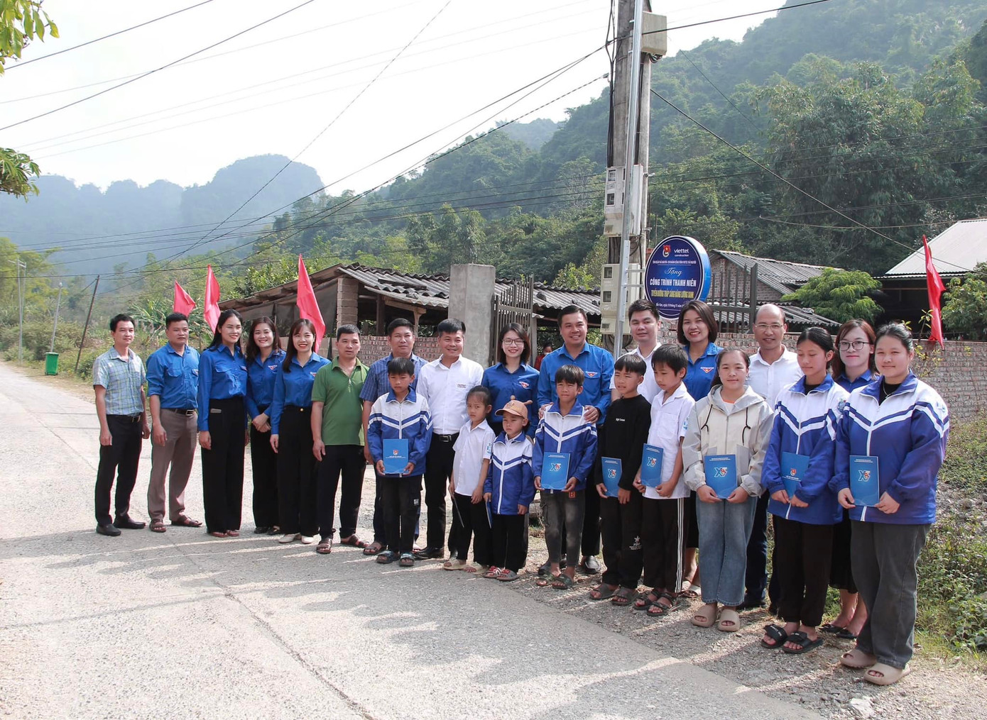 Tuổi trẻ tỉnh Thái Nguyên, Bắc Kạn cùng các nhà đồng hành, tài trợ tặng quà cho các em học sinh huyện Na Rì, tỉnh Bắc Kạn.