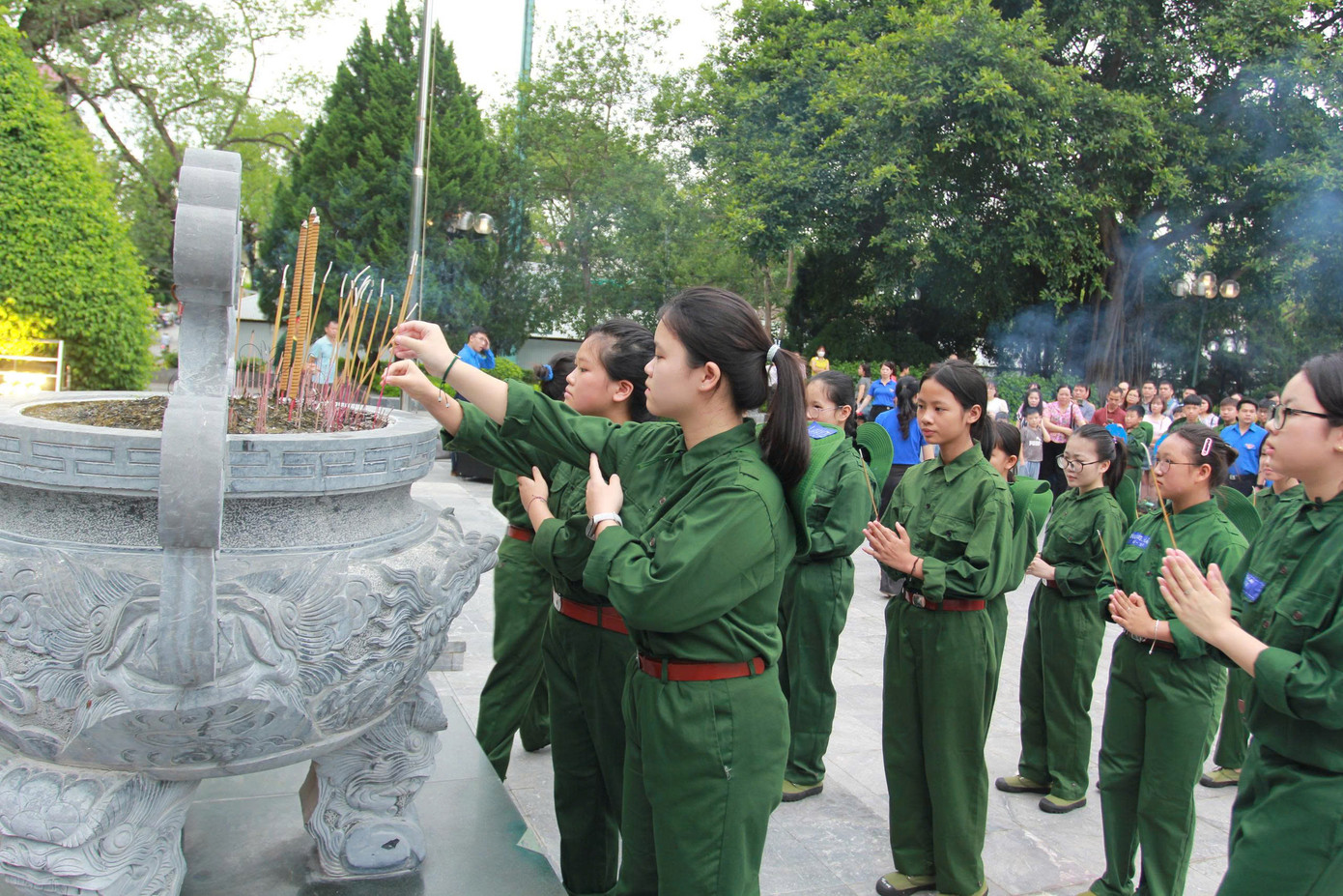 Trước khi xuất quân, các chiến sĩ nhí dâng hương, dâng hoa tượng đài đồng chí Hoàng Văn Thụ. Ảnh: Duy Chiến