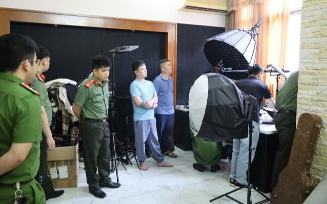 Lực lượng chức năng Lạng Sơn tiến hành khám xét nơi ở của Lê Việt Hùng. Lực lượng chức năng Lạng Sơn tiến hành khám xét nơi ở của Lê Việt Hùng.