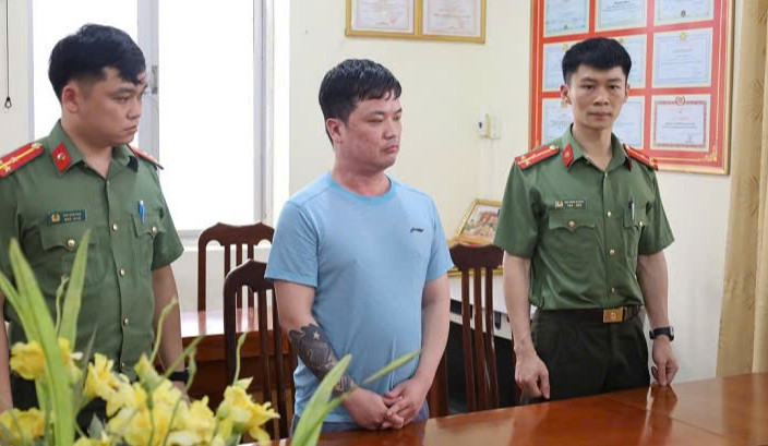 Lê Việt Hùng (giữa) nghe lệnh khởi tố bị can, lệnh bắt tạm giam để điều tra các hành vi vi phạm pháp luật. Lê Việt Hùng (giữa) nghe lệnh khởi tố bị can, lệnh bắt tạm giam để điều tra các hành vi vi phạm pháp luật.